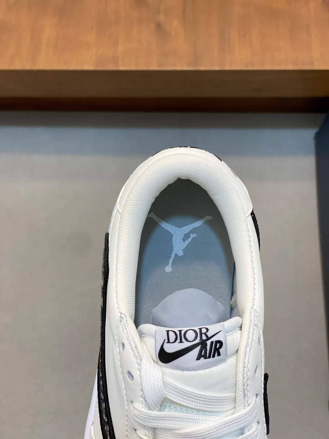 Men's shoes 💰700 [Dior-AIR] Dior co-branded model - high-end quality original single casual sports sneakers - upper: 🔝 silk calfskin, toe punching technology, tongue, brand cloth label, heel. embroidered brand logo - lining: brand canvas - outsole: original TPR·rubber·two-color molded outsole -super high quality control·fine workmanship·prominent (high-end·luxury·grade) -Size: 39-44 (38, 45, 46, can be customized)